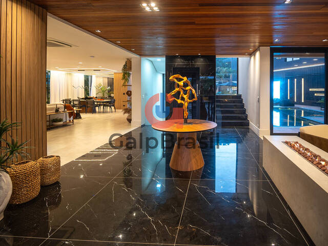 Mansão de alto padrão na Riviera com arquitetura contemporân