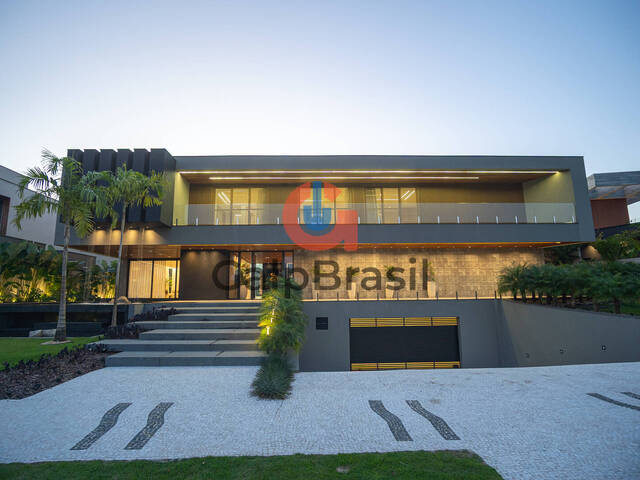Mansão de alto padrão na Riviera com arquitetura contemporân