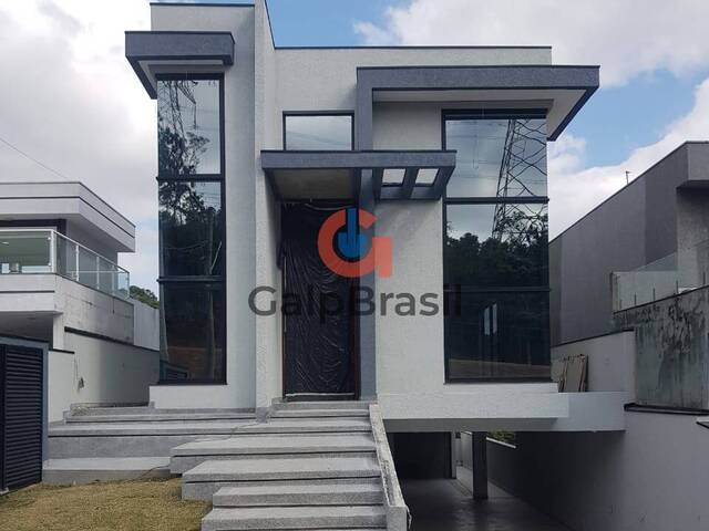 Fachada imponente de mansão de luxo com 750 m² e acabamento