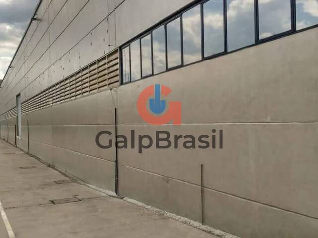 Galpão logísticoindustrial com duas frentes e entradas inde