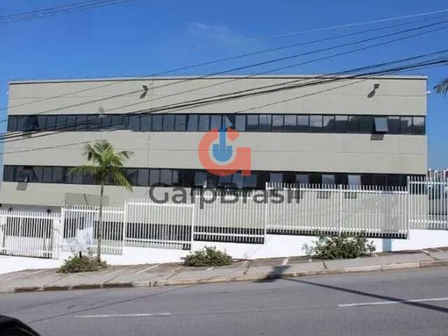 Galpão logísticoindustrial com duas frentes e entradas inde