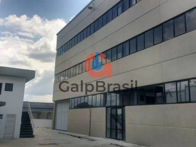 Galpão logísticoindustrial com duas frentes e entradas inde