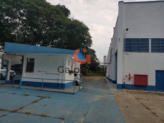 Pátio de manobra amplo para caminhões e carretas em galpão à