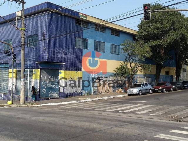Fachada do prédio comercial em esquina destacando testadas