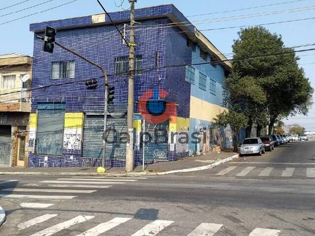 Fachada do prédio comercial em esquina destacando testadas