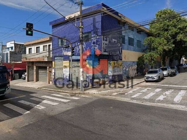 Fachada do prédio comercial em esquina destacando testadas