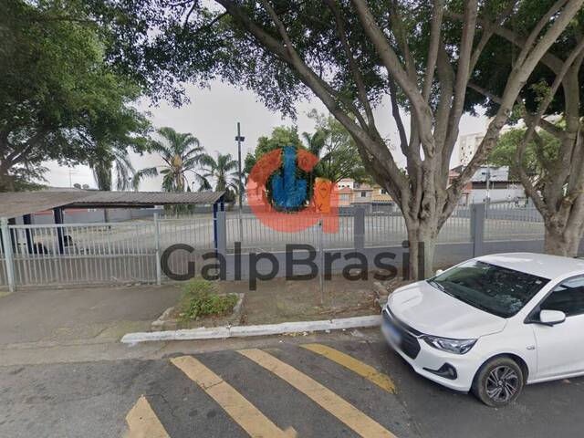Estacionamento externo com fácil acesso para clientes e forn