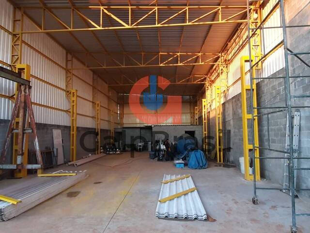 Área interna do galpão com piso industrial de concreto FCK 3
