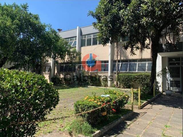 Fachada do galpão na Vila Guilherme com acesso amplo para c