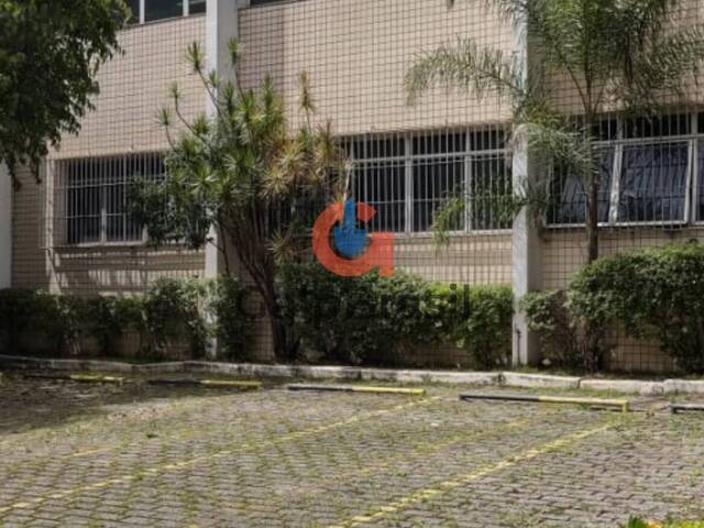Fachada do galpão na Vila Guilherme com acesso amplo para c