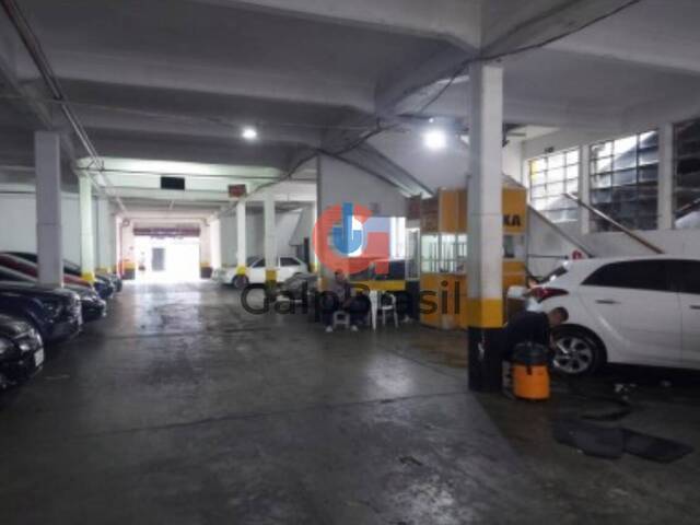 Área térrea com excelente pé-direito e possibilidades divers