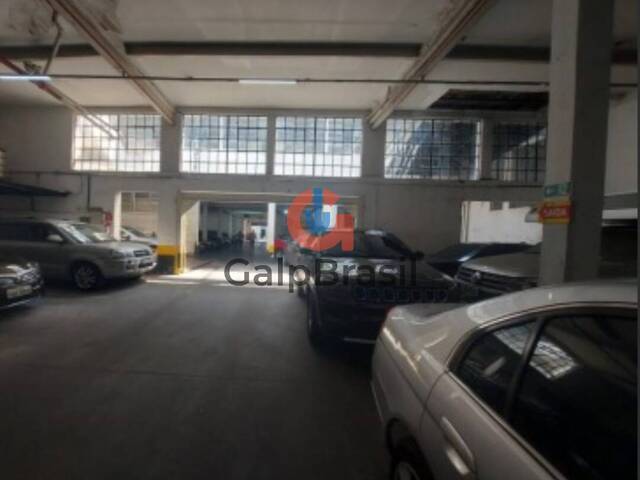 Região central com grande fluxo próxima ao metrô e pontos d