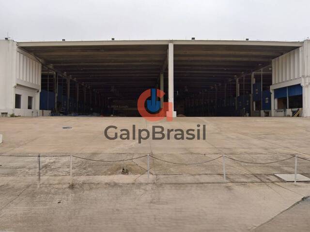 Fachada do galpão em Tamboré  visibilidade e estrutura de a