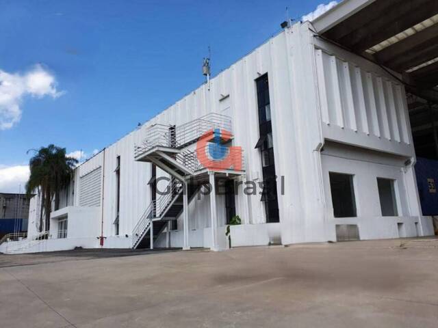 Fachada do galpão em Tamboré  visibilidade e estrutura de a
