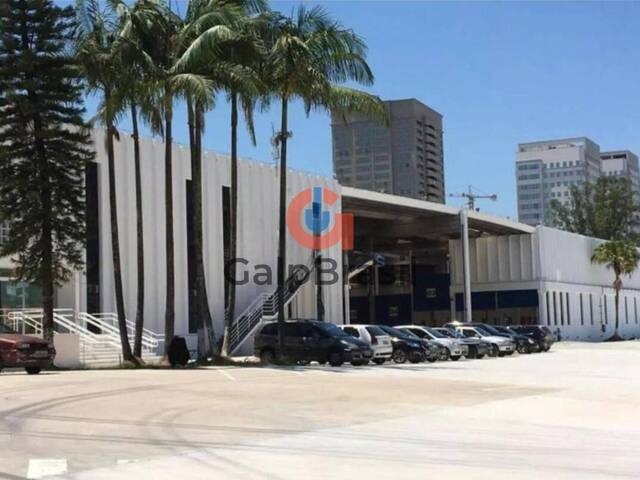 Estacionamento amplo e infraestrutura de apoio