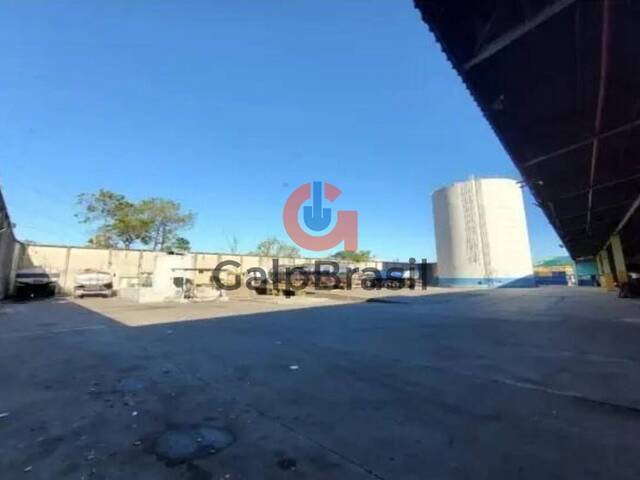 Galpão industrial/logístico com lateral aberta, ideal para l