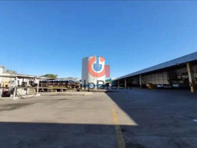 Galpão industrial/logístico com lateral aberta, ideal para l