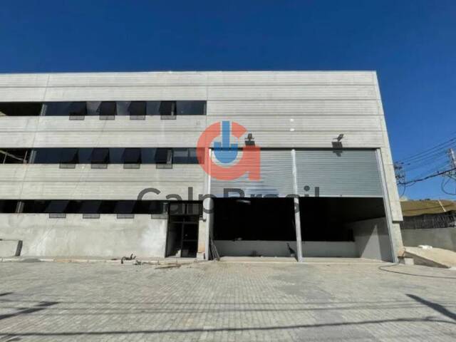 Fachada moderna de galpão logístico em condomínio na Zona Le