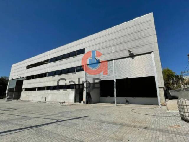 Fachada moderna de galpão logístico em condomínio na Zona Le