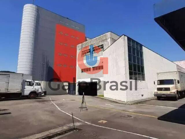 Área interna ampla do galpão comercial para logística em São