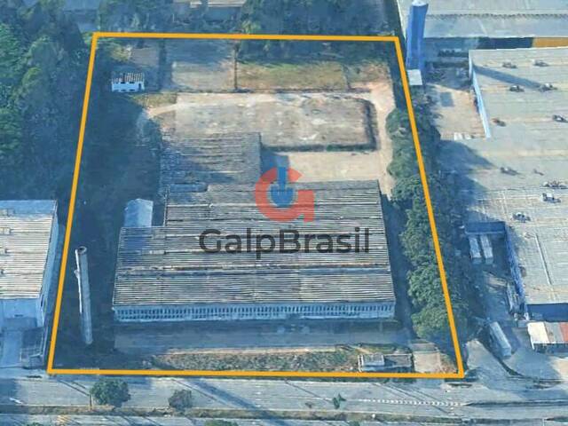 Vista aérea do imóvel com amplo terreno plano