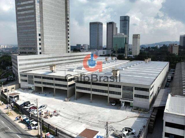 Fachada do galpão logístico em Alphaville disponível para lo