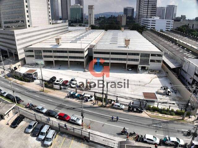 Vista aérea do imóvel com terreno amplo e infraestrutura com