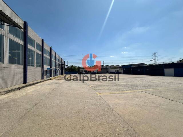 Pátio de manobra e estacionamento interno amplo