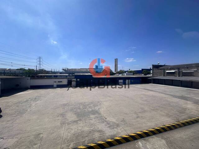 Pátio de manobra e estacionamento interno para carretas