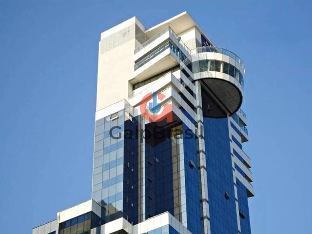 Fachada do edifício K1 destacando a arquitetura moderna e a