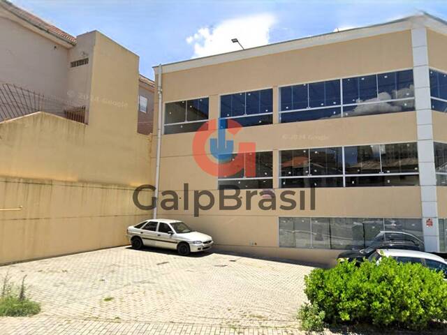 Entrada principal com estacionamento e acesso fácil para cli