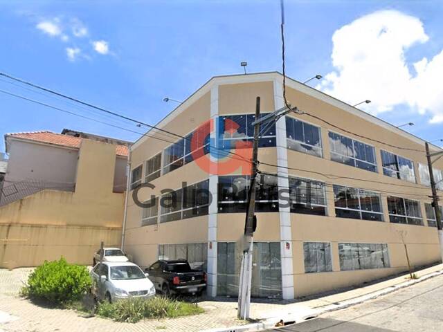 Vista lateral destacando o fluxo intenso de veículos e pedes