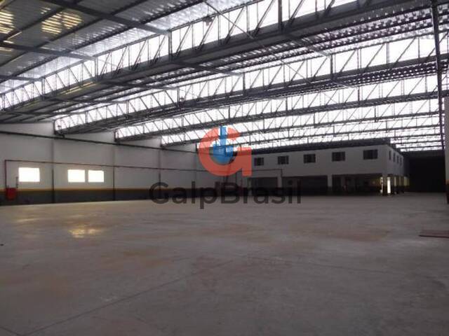 Galpão com pé-direito de 7 metros amplo vão livre e ilumina