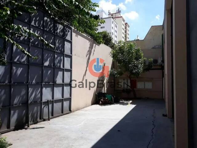 Entrada ampla com acesso para caminhões