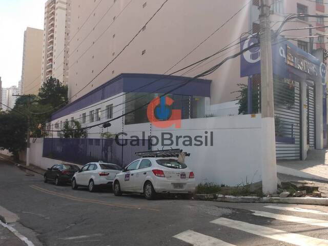 Fachada de esquina com frente extensa para rua principal