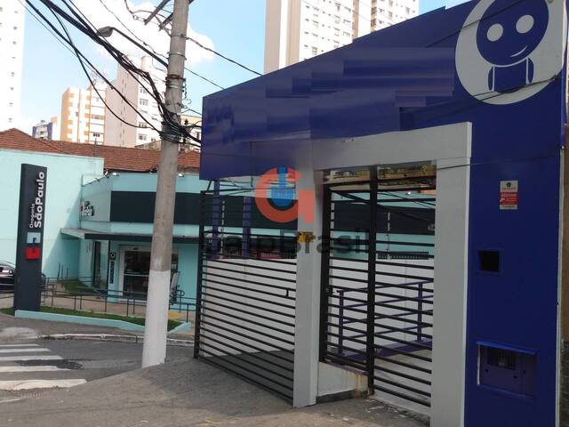 Fachada de esquina com frente extensa para rua principal