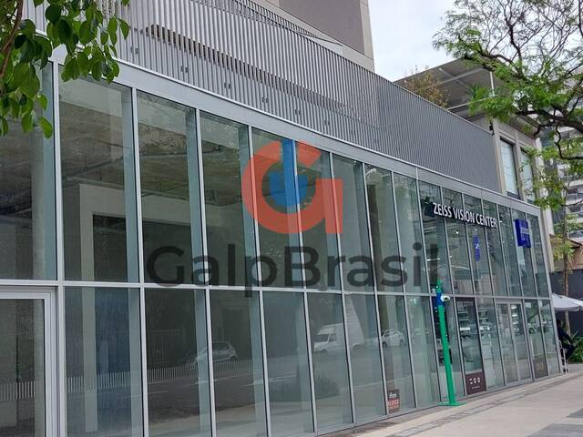 Fachada dos salões com ampla vitrine e pé-direito duplo