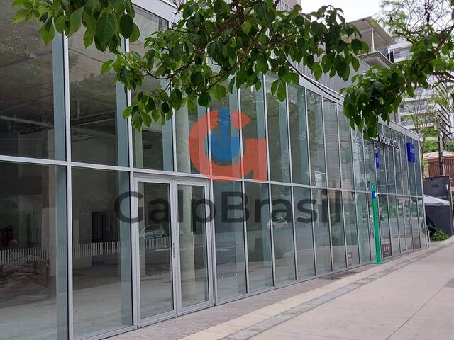 Fachada dos salões com ampla vitrine e pé-direito duplo