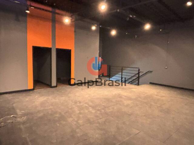 Estrutura do prédio, estacionamento e áreas de apoio.