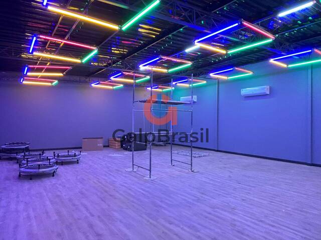 Estrutura do prédio, estacionamento e áreas de apoio.