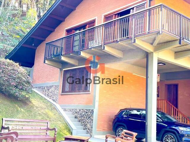 Casa mobiliada à venda na região do Capivari Campos do Jord