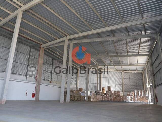 Galpão industrial com piso nivelado de alta resistência pé-