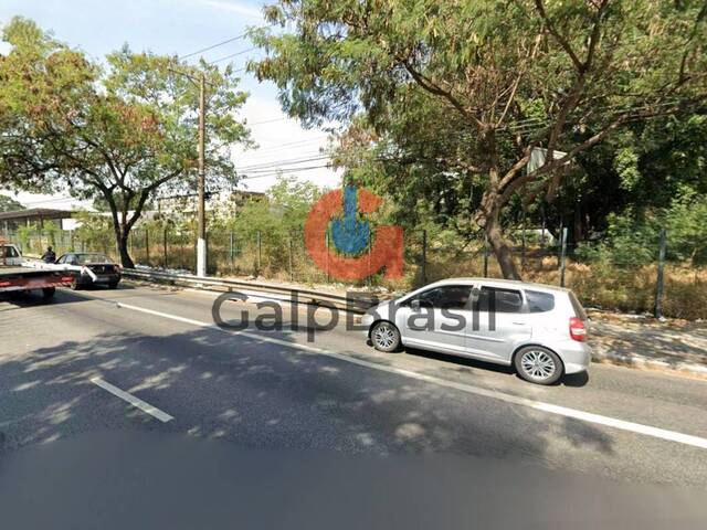 Vista lateral do terreno com testada de 39 metro Marginal Ti