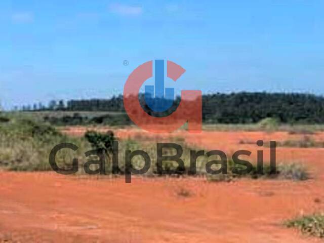 Acesso amplo e pavimentado ideal para entrada de caminhões