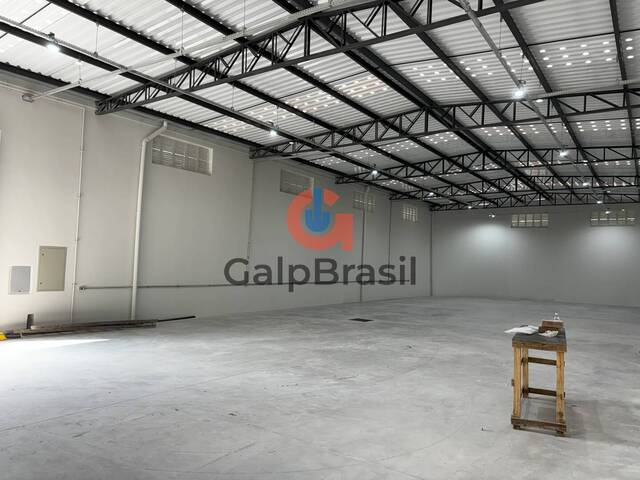 Interior do galpão com pé-direito alto