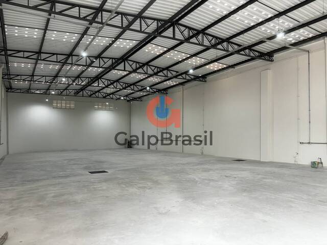 Interior do galpão com pé-direito alto