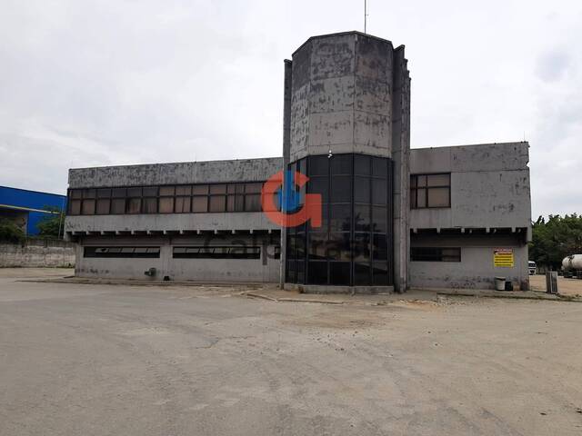 Fachada do galpão com ampla área frontal e estrutura robusta