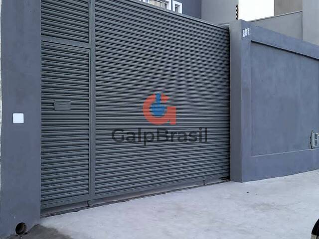 Fachada do galpão para alugar na Zona Leste de SP com portã