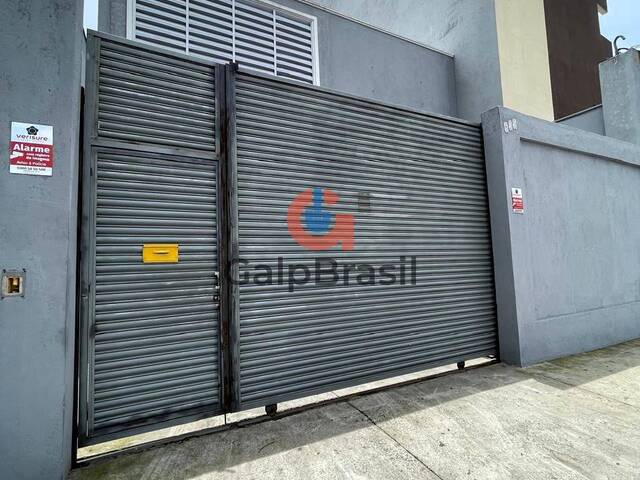 Fachada do galpão para alugar na Zona Leste de SP com portã