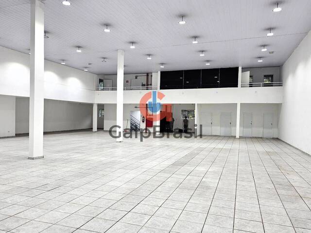 Salão térreo de 600 m² com pé-direito alto ideal para varej